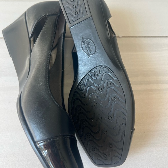 Life Stride Black Wedge Pump with Patent Toe - Picture 4 of 6